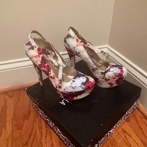 Qupid Floral beauties. Size 8 slightly worn